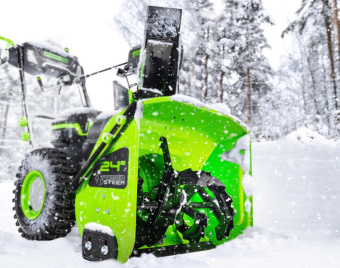 Аккумуляторный снегоуборщик самоходный GREENWORKS GD82ST56 82V 61см (2602807U3C) c 3-мя аккумуляторами 8 Ah и двойным зарядным устройством