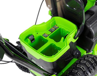 Аккумуляторный снегоуборщик самоходный GREENWORKS GD82ST56 82V 61см (2602807U3C) c 3-мя аккумуляторами 8 Ah и двойным зарядным устройством