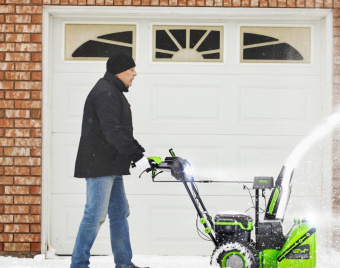 Аккумуляторный снегоуборщик самоходный GREENWORKS GD82ST56 82V 61см (2602807U3C) c 3-мя аккумуляторами 8 Ah и двойным зарядным устройством