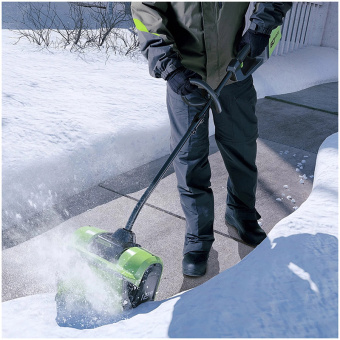 Аккумуляторный снегоуборщик GREENWORKS 60V GD60SS 30 см (2602607UG) с 5 Ач аккумулятором и зарядным устройством